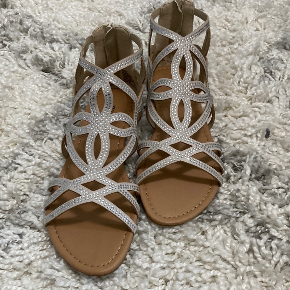 New Sz 7 Gorgeous Strappy Sandals